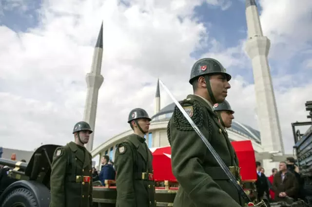 İzmir Şehitleri Son Yolculuğuna Uğurlandı! Bakan Şehit Babasını Yalnız Bırakmadı