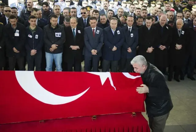 İzmir Şehitleri Son Yolculuğuna Uğurlandı! Bakan Şehit Babasını Yalnız Bırakmadı