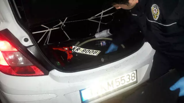 Suç Makinesi Hırsızlar, Polisle Silahlı Çatışmaya Girince Bir Hırsız Vuruldu