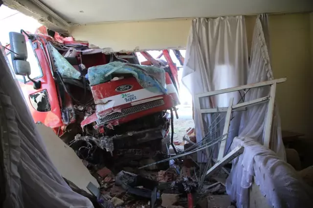Otomobille Çarpışan Çöp Kamyonu Kontrolünü Kaybedince Tek Katlı Eve Girdi