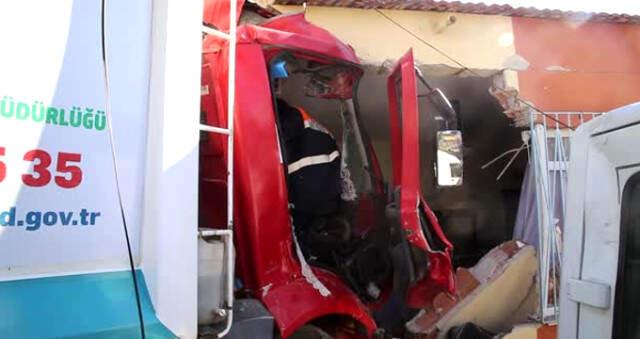 Otomobille Çarpışan Çöp Kamyonu Kontrolünü Kaybedince Tek Katlı Eve Girdi