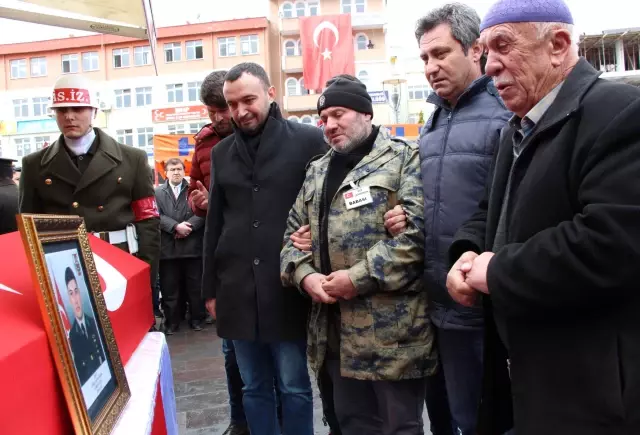 Bu Acıya Yürek Dayanmaz! Şehidin 6 Aylık Kızı Babasının Tabutunu Okşadı