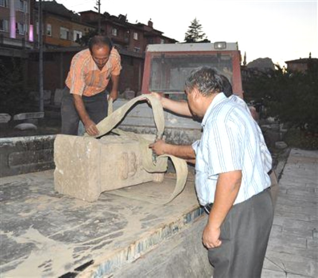 Afyon'da Kanalizasyon Kazısında Bulunan 1700 Yıllık Roma Dönemi'ne Ait Sunak Çalındı