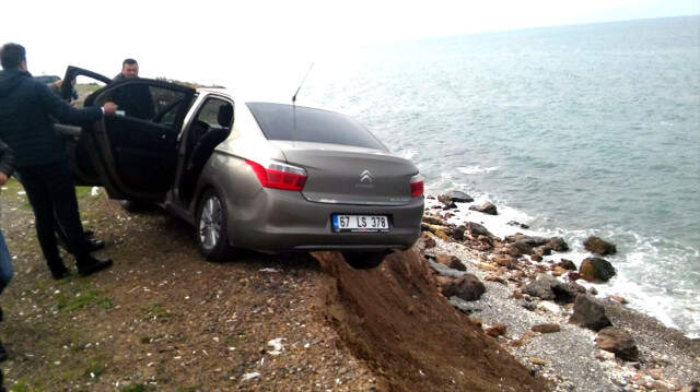 20 Metrelik Uçurumda Askıda Kalan Otomobili Düşmemesi İçin Vatandaşlar Tuttu