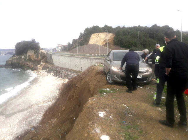 20 Metrelik Uçurumda Askıda Kalan Otomobili Düşmemesi İçin Vatandaşlar Tuttu