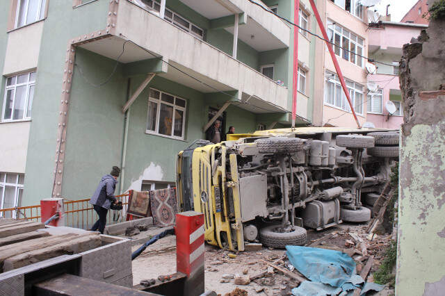 Hafriyat Kamyonu Devrildi, Faciadan Dönüldü Hafriyat Kamyonu Metruk Binayı Yıkarak Devrildi