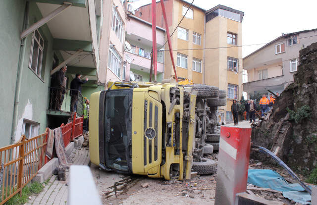 Hafriyat Kamyonu Devrildi, Faciadan Dönüldü Hafriyat Kamyonu Metruk Binayı Yıkarak Devrildi