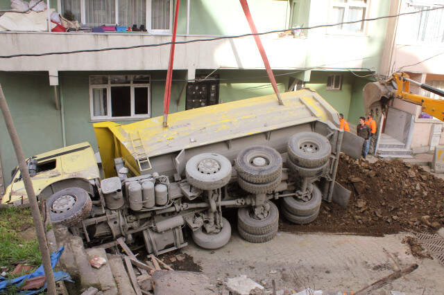 Hafriyat Kamyonu Devrildi, Faciadan Dönüldü Hafriyat Kamyonu Metruk Binayı Yıkarak Devrildi