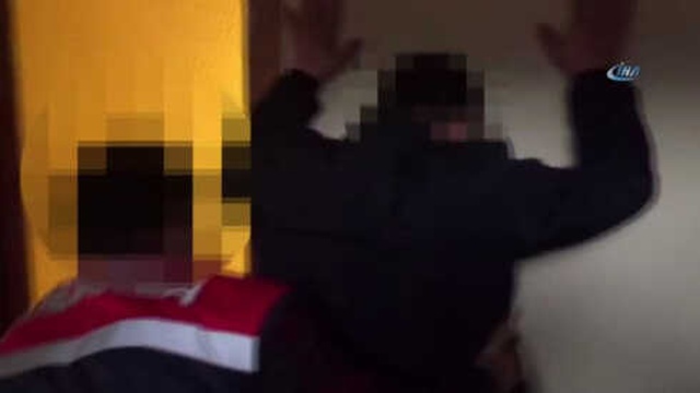 Sahte Paraları Piyasaya Sürecek 3 Kişi , Çatıda Paraları Yok Etmeye Çalışırken Yakalandı