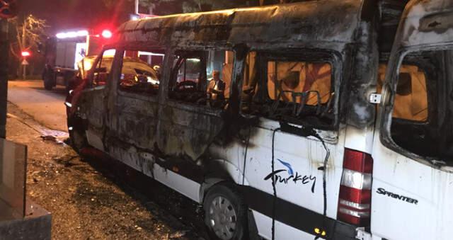 Turist Taşıyan Minibüs Otel Önünde Alev Alarak Kül Oldu