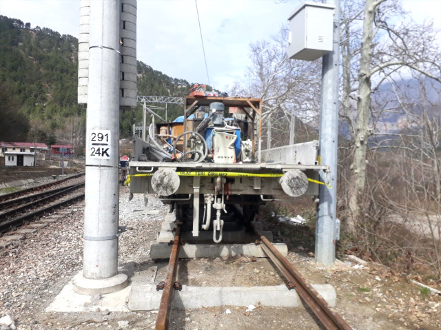 Adana'da Demiryolu Tünelinde İskele Devrildi: 1 Ölü, 2 Yaralı
