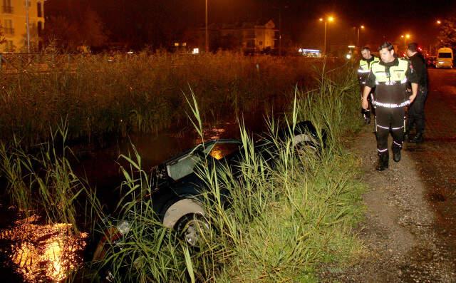 Alkollü Sürücü Kanala Devrilen Otomobilinde Sigara İçmeye Devam Etti