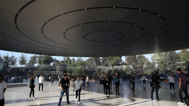 Apple'ın Yeni Tasarımı 'Baş Ağrıtıyor': Yeni Binada Çalışanlar Cam Duvar Mağduru