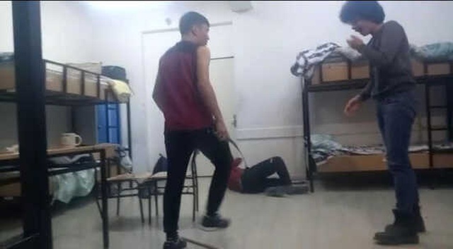 Yurtta Sopayla Dövdükleri Öğrenciyi Cep Telefonuna Çekip Sosyal Medyadan Yayınladılar
