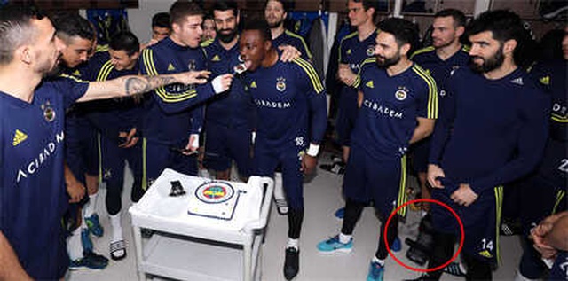 Fenerbahçeli Janssen, Ayağında Koruyucu Olmadan Yürüyemiyor