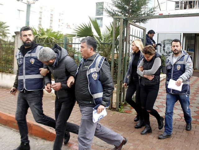 Kirasını İstemeye Gelen Yaşlı Adamı Eve Sokup Çıplak Fotoğraflarını Çeken Kadın Yakalandı