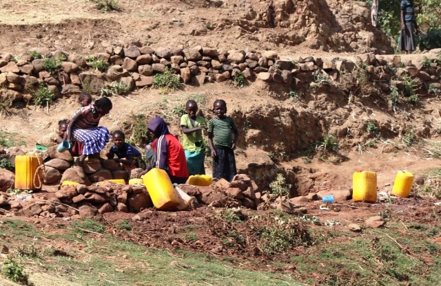 Etiyopya'da Milyonlarca İnsan, Kilometrelerce Yolu Kirli Su İçin Yürüyor