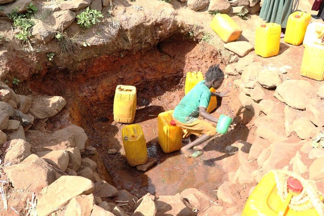 Etiyopya'da Milyonlarca İnsan, Kilometrelerce Yolu Kirli Su İçin Yürüyor