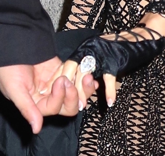 Sosyetik Güzel Paris Hilton, 2 Milyon Dolarlık Yüzüğünü Gazetecilerin Gözüne Soktu