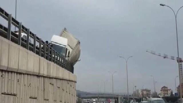 TEM Otoyolu Sultanbeyli Bağlantı Yolunda Yan Yatan TIR Trafiği Felç Etti