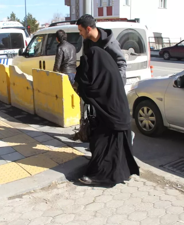 Sevgilisiyle Kaçan Adam Kendini Gizlemek İçin Kadın Kılığına Girdi