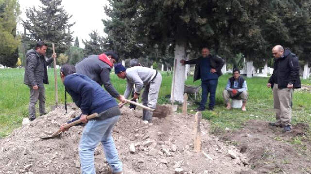 Ateist Baba, Beton Mezara Defnedildi! Tabutuna Fotoğraflar, Traş Takımı, Çakı ve Tarak Konuldu