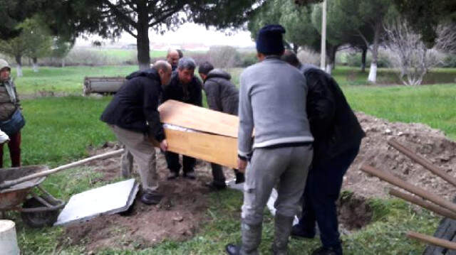 Ateist Baba, Beton Mezara Defnedildi! Tabutuna Fotoğraflar, Traş Takımı, Çakı ve Tarak Konuldu