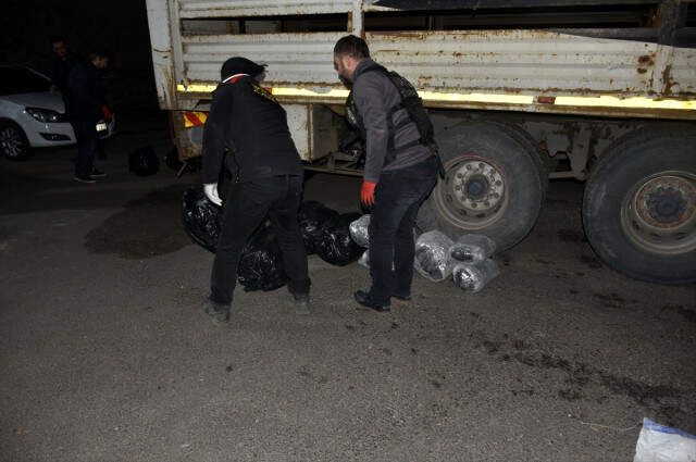 Ketçap Kovalarına Gizlenmiş 600 Kilogram Esrar Çıktı Ketçap Kovalarına Gizlenmiş 628 Kilogram Esrar Çıktı