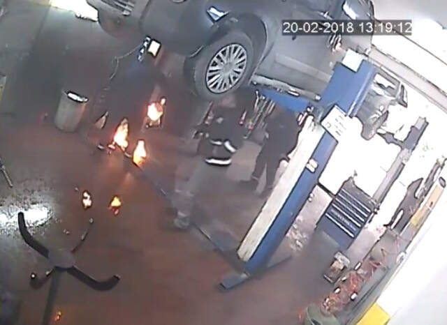 Oto Tamircisinin Alevler Arasında Kaldığı Anlar Kameraya Yansıdı