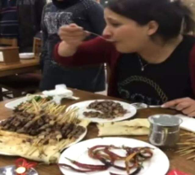 Restoran Sahibi ile İddiaya Giren Kadın 151 Tane Çöp Şiş Yedi, Çeyrek Altın Kazandı