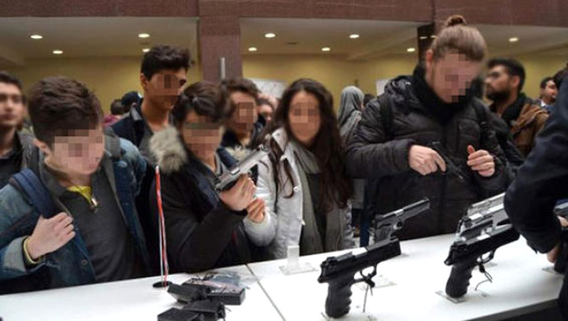 Üniversitede Skandal Görüntüler! Ortaokul ve Lise Öğrencilerine Silah Tanıtımı Yaptılar