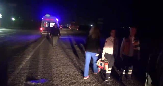 Kontrolünü Kaybeden Otomobil Yol Kenarındaki Tıra Çarptı: 3 ölü 2 yaralı