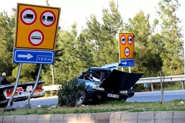 Hatay'da Korkunç Kaza! Trafik Levhasına Çarpan Otomobil İkiye Bölündü