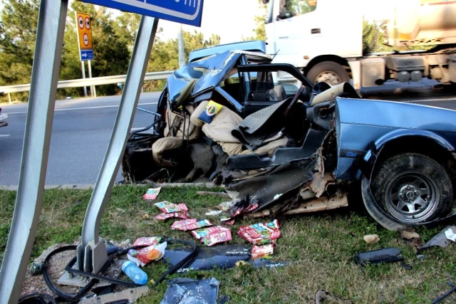 Hatay'da Korkunç Kaza! Trafik Levhasına Çarpan Otomobil İkiye Bölündü