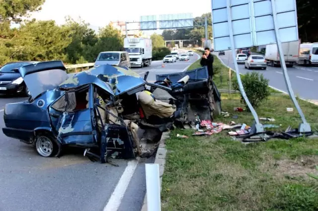 Hatay'da Korkunç Kaza! Trafik Levhasına Çarpan Otomobil İkiye Bölündü