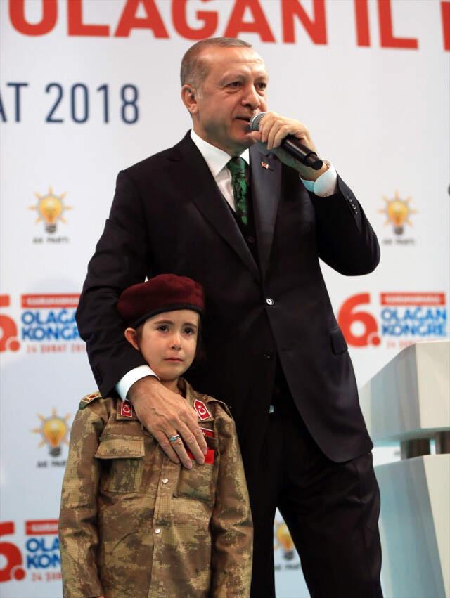 Kongrede Duygulandıran Kare! Bordo Bereli Küçük Kızı Gören Erdoğan, Hemen Yanına Çağırdı