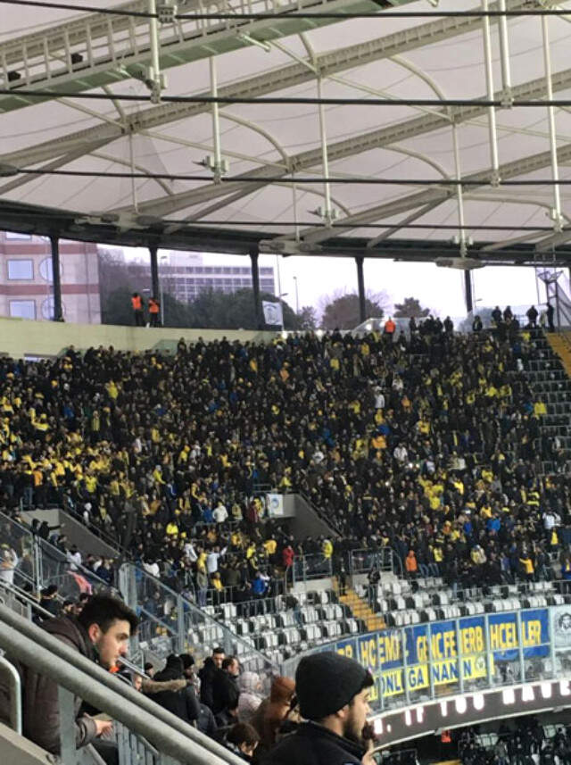 Beşiktaş Yönetimi, Fenerbahçeli Taraftarlarının Üstüne Hoparlör Koydu