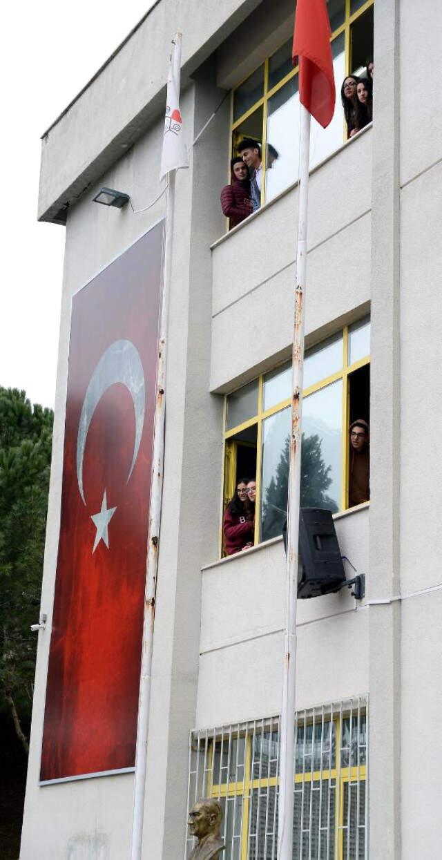 Lisedeki Tacizi Duyan Veliler Okulu Bastı! Sapık Hademe de Gitti, Sahip Çıkan Müdür de