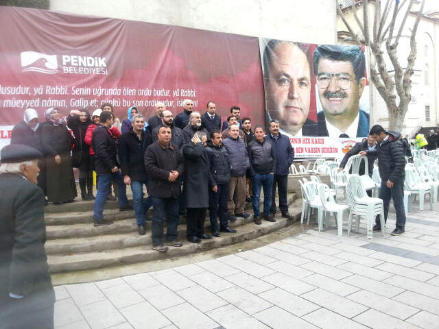 İstanbul'da Yağmur Altında Okutulan Mevlitte Mehmetçiğe Dua Edildi