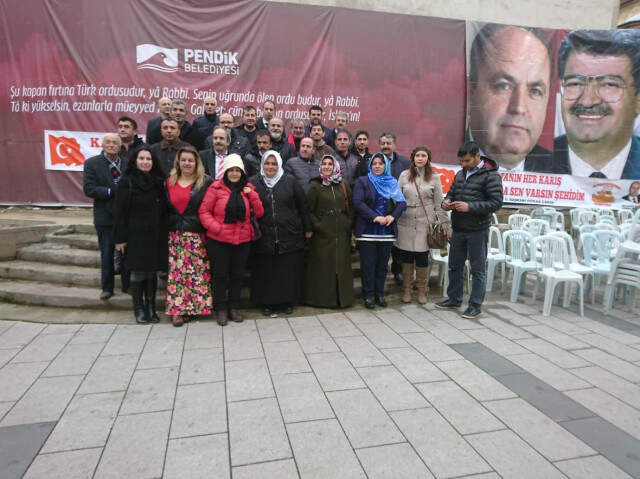 İstanbul'da Yağmur Altında Okutulan Mevlitte Mehmetçiğe Dua Edildi