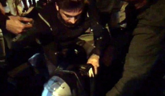 Kadıköy'de 4 Minibüsçü, Motosikletli Çifti Yerde Tekmeleyerek Feci Şeklide Dövdü