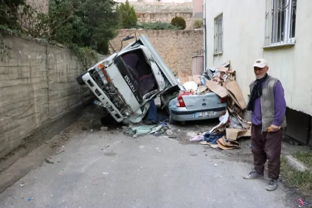 Kamyonet 20 Metre Yükseklikten Otomobilin Üzerine Düştü