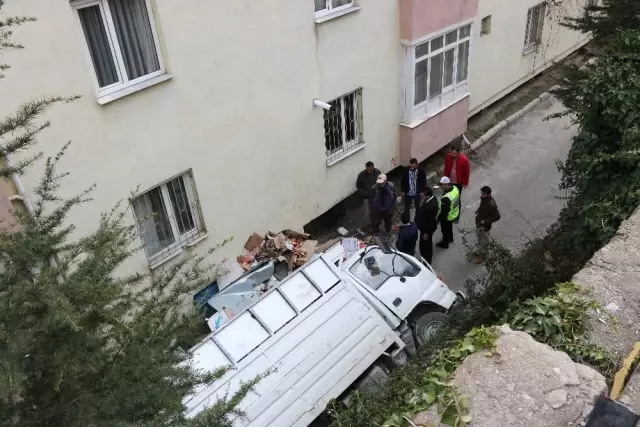 Kamyonet 20 Metre Yükseklikten Otomobilin Üzerine Düştü