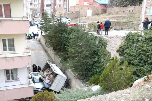 Kamyonet 20 Metre Yükseklikten Otomobilin Üzerine Düştü