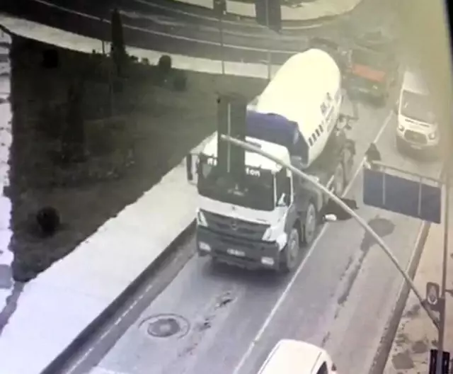 Minibüsün Yol Ortasında İndirdiği Yaşlı Kadını, Beton Mikseri Ezdi! O Anlar Kamerada