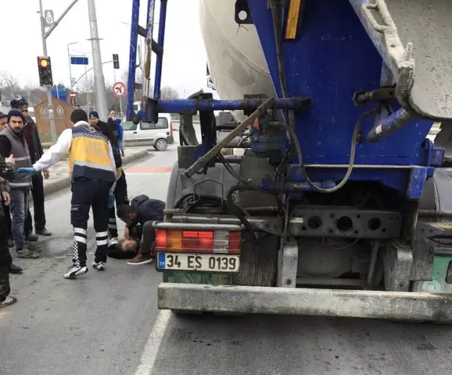 Minibüsün Yol Ortasında İndirdiği Yaşlı Kadını, Beton Mikseri Ezdi! O Anlar Kamerada