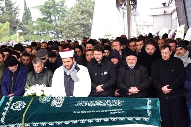 Babasını Kaybeden Oyuncu Yeliz Şar, Tabuta Sarılıp Hüngür Hüngür Ağladı