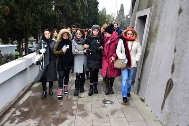 Babasını Kaybeden Oyuncu Yeliz Şar, Tabuta Sarılıp Hüngür Hüngür Ağladı