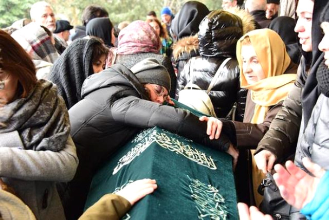 Babasını Kaybeden Oyuncu Yeliz Şar, Tabuta Sarılıp Hüngür Hüngür Ağladı