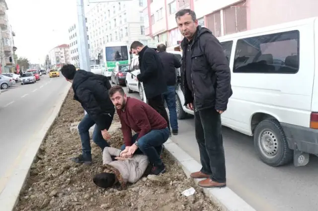Belediyenin Resmi Aracını Çalan Hırsızlar, Kız Arkadaşlarını Almaya Gidince Böyle Yakalandı